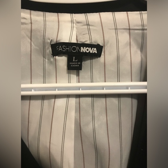 Fashion  Nova blazer - Picture 3 of 4